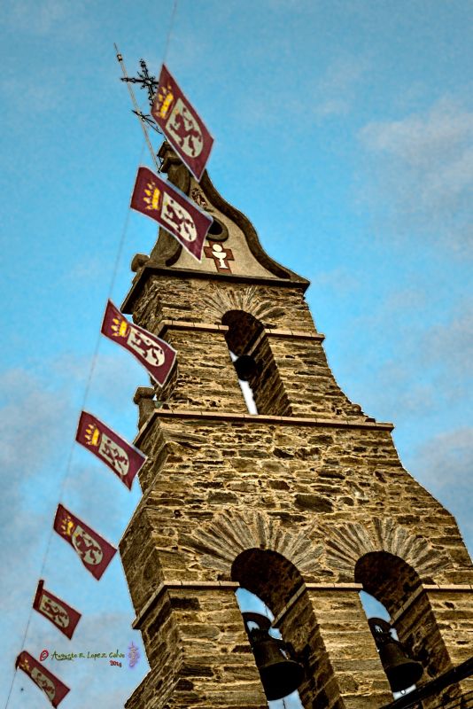 Espadania de la Iglesia de Santibaniez de la Isla Leon Reducc.jpg